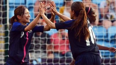 Japan's Nahomi Kawasumi (L) and Homare Sawa celebrate victory