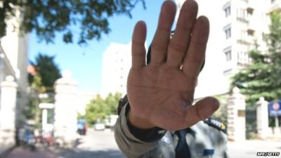 Chinese security guard prevents the taking of photos outside Liu Xiaobo's apartment compound