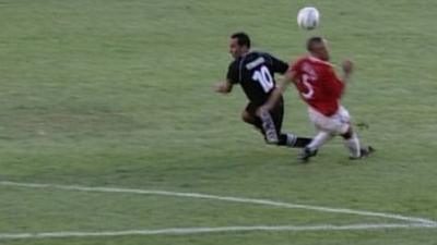 Brazilian Edmundo tricks Manchester United defence