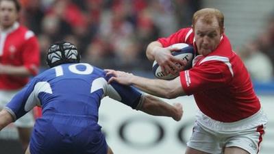 Martyn Williams charges his way past Yann Delaigue on his way to a try in 2005