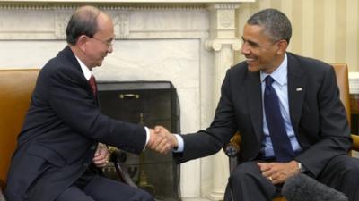 Thein Sein shakes hands with Barack Obama