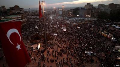 Demonstrators gather inTaksim square in Istanbul (6 June 2013)