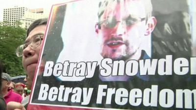 Pro-Snowden supporter