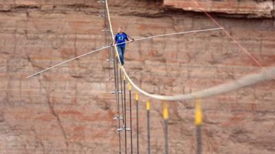 Man crosses Grand Canyon