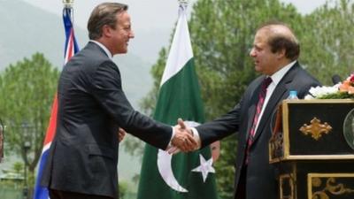 David Cameron and Nawaz Sharif shake hands