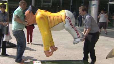 Removing the Freddie Mercury gorilla sculpture