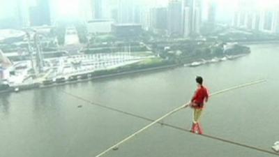 Adili Wuxor on tightrope