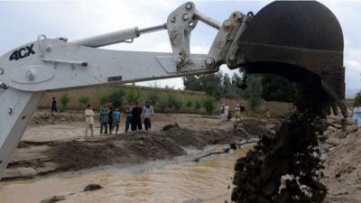 Digger lifting mud