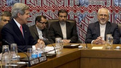 US Secretary of State John Kerry (L) and Iranian Foreign Minister Mohammad Javad Zarif (R) at the UN in New York (26 September)