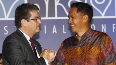 WTO Director-General Roberto Azevedo and Indonesian Trade Minister Gita Wiryawan shake hands after the trade deal announcement