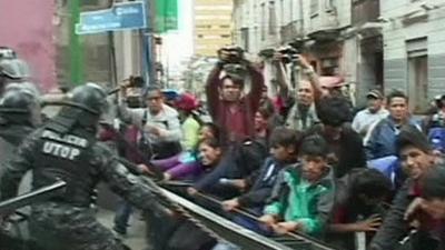 Child protesters and police clash in La Paz