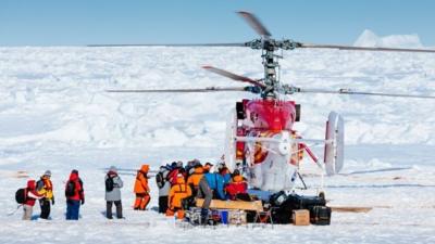 A Chinese helicopter airlifting passengers