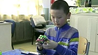 Li Dongyi working on a Rubik's Cube