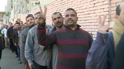 Man queue up to vote