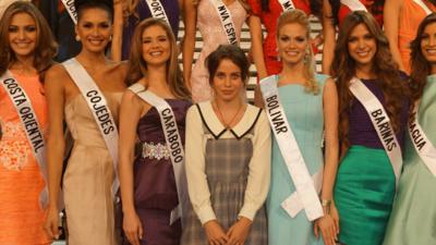 Billie JD Porter with Miss Venezuela contestants