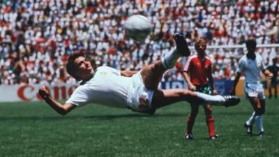 Manuel Negrete scores against Bulgaria