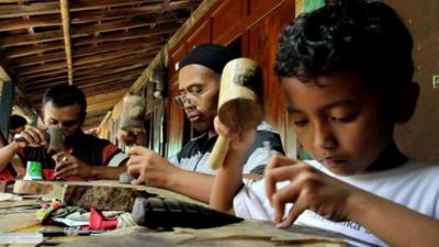 Craftsmen at the Wayang Village Resort