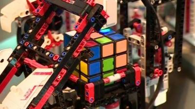 Lego computer solving a Rubik's cube