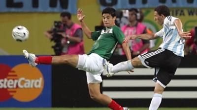 Maxi Rodriguez scores for Argentina against Mexico