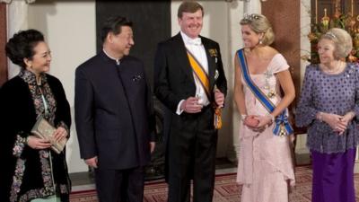 Chinas President Xi Jinping, second left, his wife Peng Liyuan, left, Dutch King Willem Alexander, centre, Queen Maxima, second right, and Princess Beatrix, right, pose for the official photo at the royal palace in Amsterdam