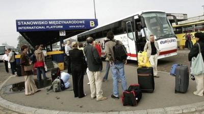 Polish migrant workers leave Poland for the UK in 2006