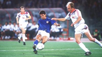 Roberto Baggio on his way to score for Italy against Czechoslovakia