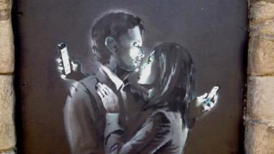 The artwork 'Phone lovers' by Banksy