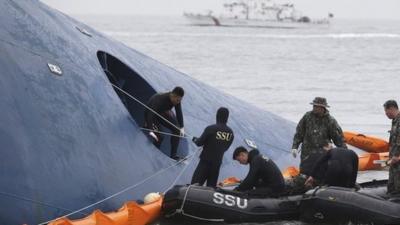 Members of South Korean Ship Salvage Unit (SSU) search for passengers who were on the South Korea ferry "Sewol" which sank in the sea off Jindo