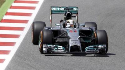 Lewis Hamilton beats Rosberg to pole