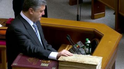 Petro Poroshenko is sworn in as president of Ukraine