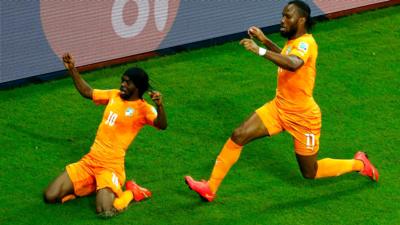 Ivory Coast's Gervinho and Didier Drogba celebrate