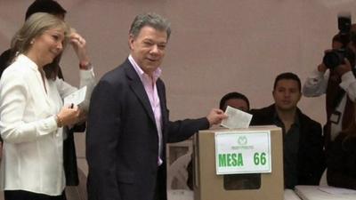 Juan Manuel Santos voting