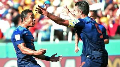 Memphis Depay celebrates with Robin van Persie