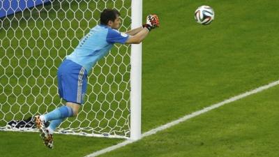 Iker Casillas mistake gifts Chile's second goal