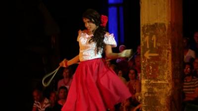 Luna Manzanares playing Carmen