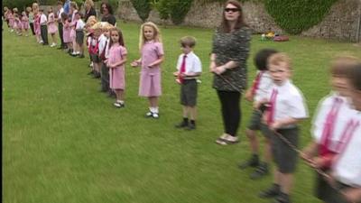 Pupils attempt loom record