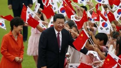 South Korean president Park Geun-hye and Chinese president Xi Jinping greet children in Seoul