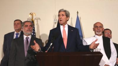 Abdullah Abdullah, John Kerry, Ashraf Ghani (l-r)