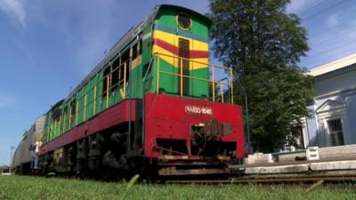 Train in Torez railway station