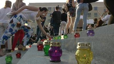 MH17 mourners leave candles