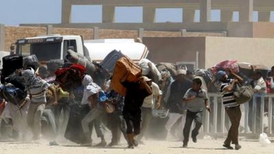 Egyptian fleeing Libya at Tunisia border corssing