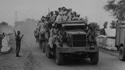 Thousands cross the new Pakistan and India border