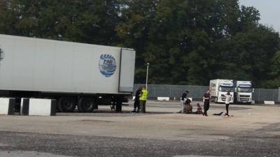 Migrants near lorry in Whitfield