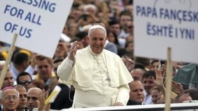 Pope Francis waves to crowds in Tirana. Photo: 21 September 2014