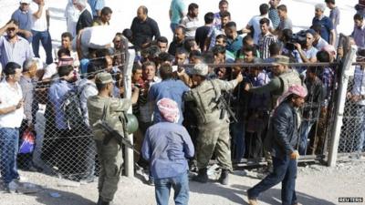 Syrian Kurds wait at Mursitpinar border crossing to return to their homes in the Syrian city of Kobani