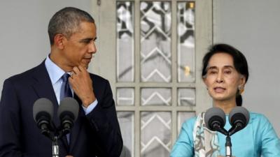 US President Barack Obama (L) and Myanmar opposition leader Aung San Suu Kyi (R)