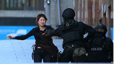 Fleeing hostage runs to armed policeman outside Sydney cafe