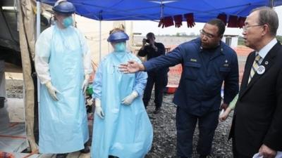 UN Secretary-General Ban Ki-moon (R) taking a tour of a US medical facility in Monrovia, Liberia