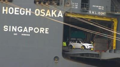 Hoegh Osaka and Land Rover