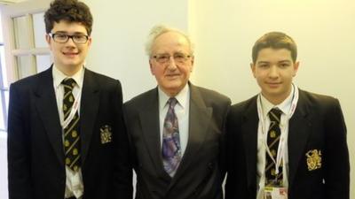 Holocaust survivor Ivor Perl with School Reporters